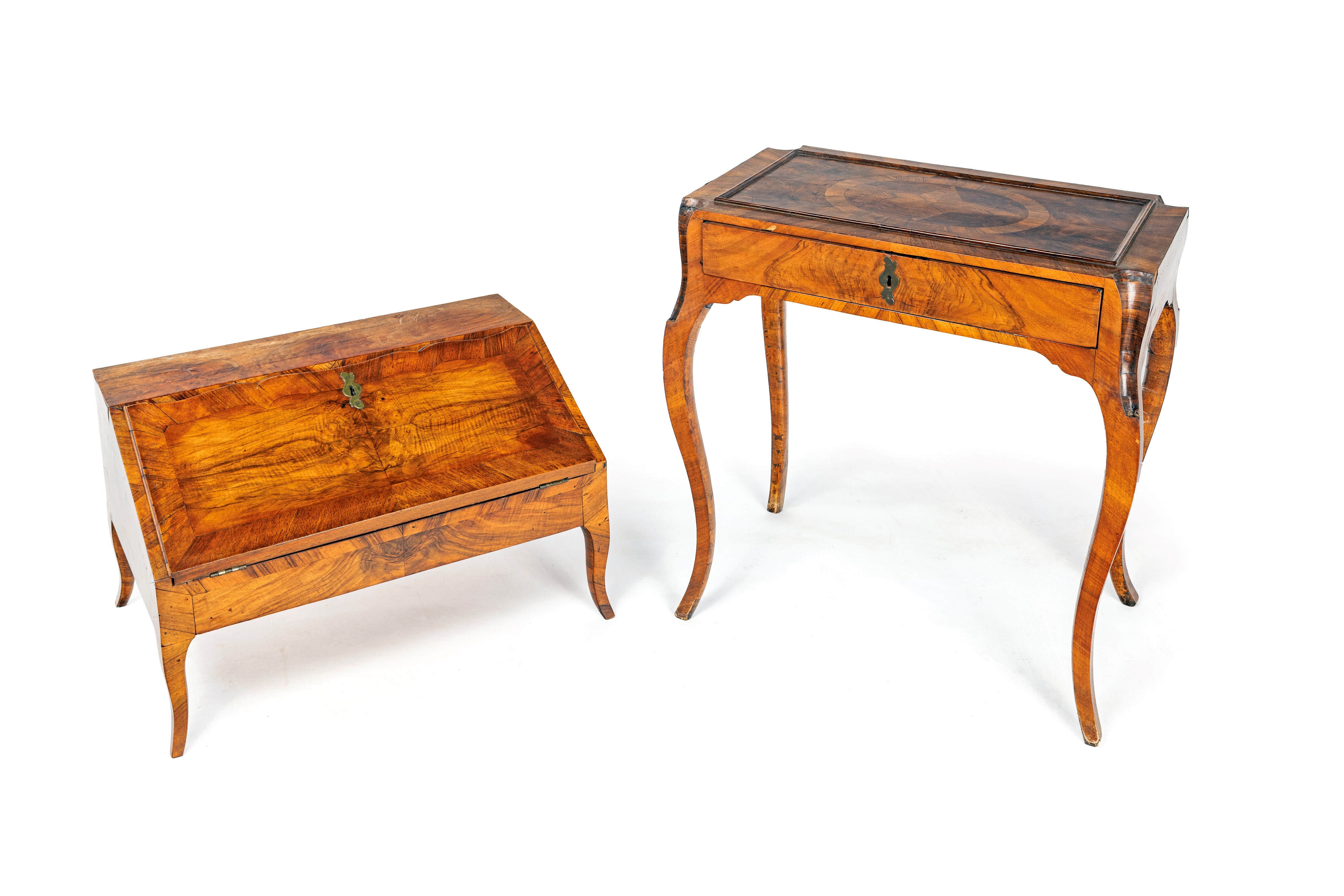 Raro scrittoio a ribalta in noce e radica di noce a doppio uso, Italia settentrionale, metà del X...