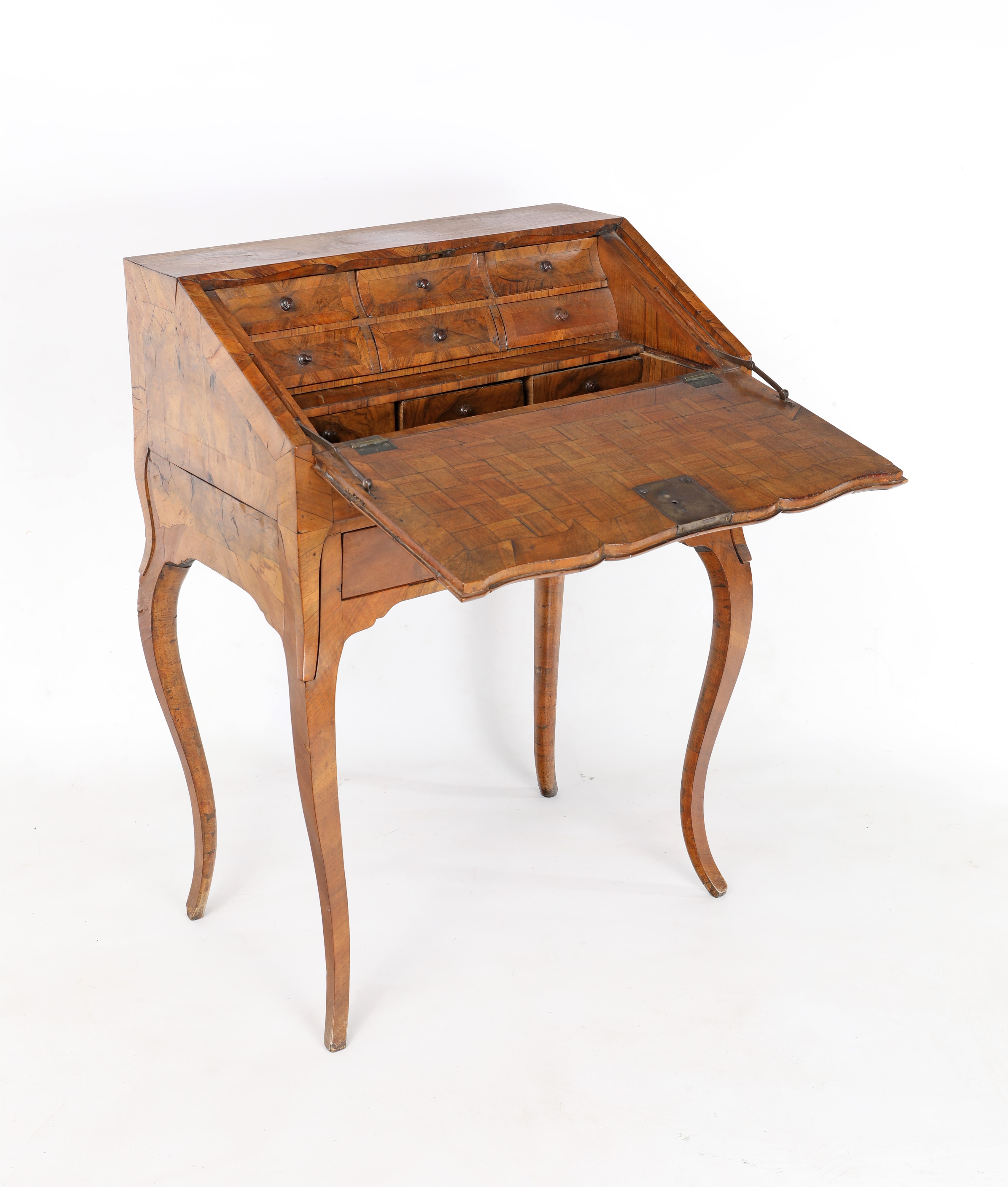 Raro scrittoio a ribalta in noce e radica di noce a doppio uso, Italia settentrionale, metà del X...