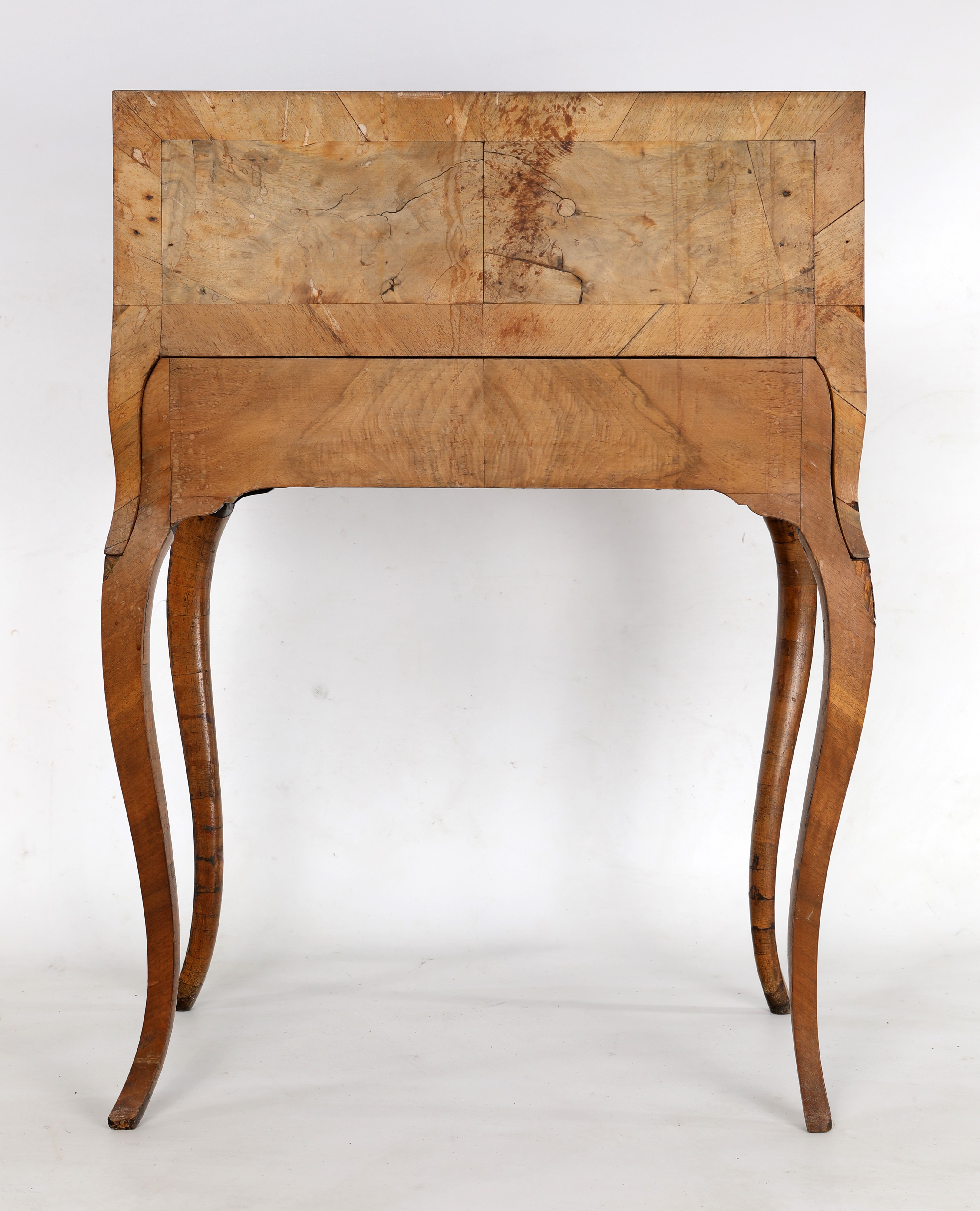 Raro scrittoio a ribalta in noce e radica di noce a doppio uso, Italia settentrionale, metà del X...