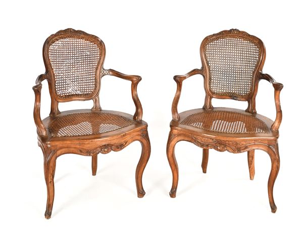 Coppia di poltroncine in noce e paglia di Vienna d'epoca Luigi XV