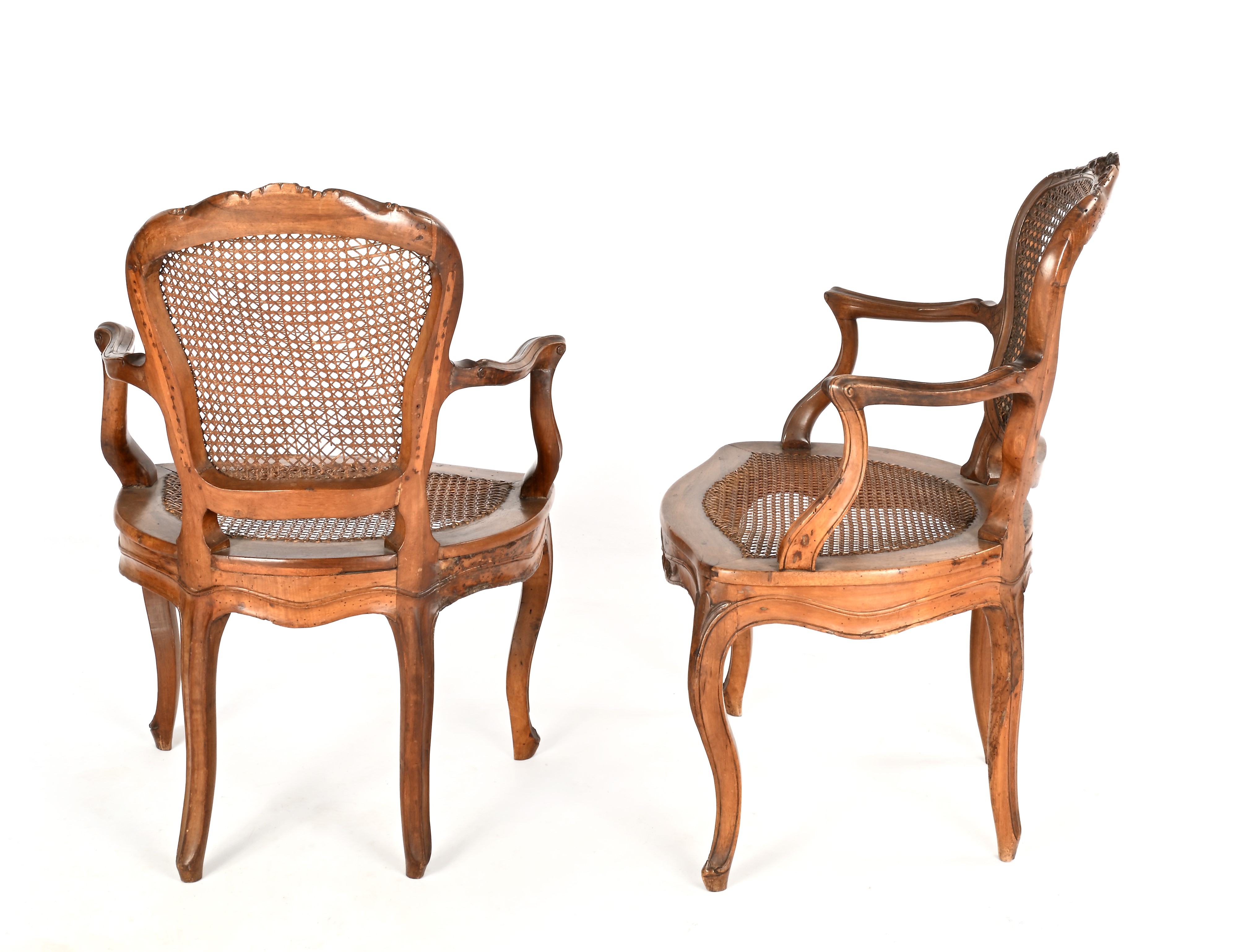 Coppia di poltroncine in noce e paglia di Vienna d'epoca Luigi XV