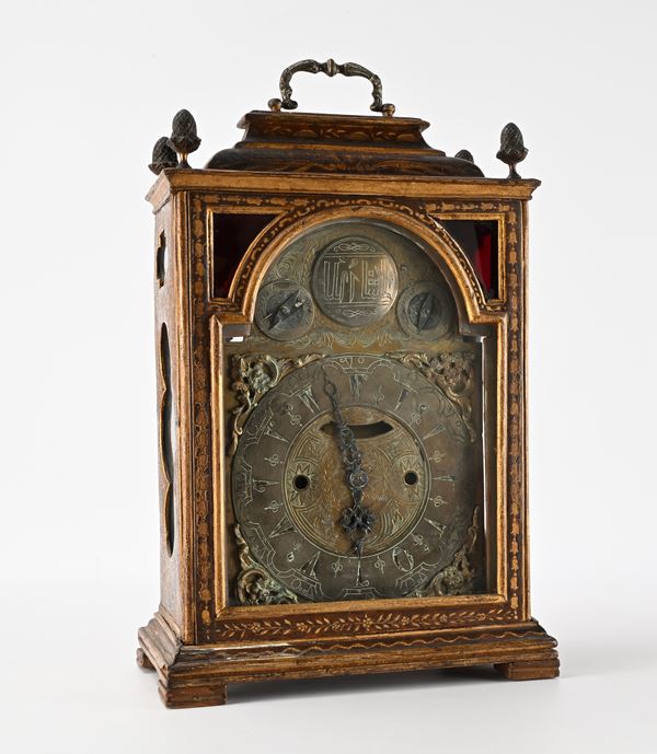 Pendola da tavolo "Bracket" in legno laccato e dorato, XVIII secolo