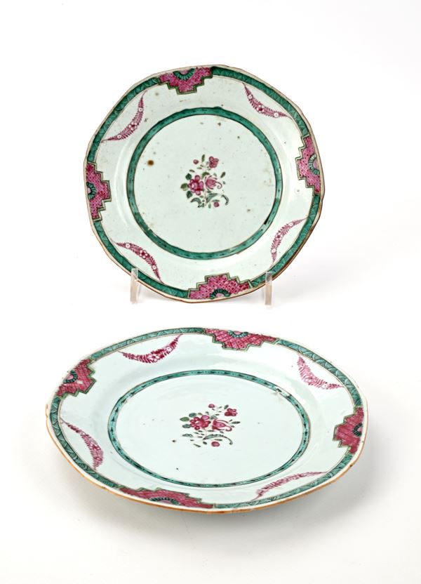 Coppia di piatti ottagonali in porcellana policroma, Cina, Compagnia delle Indie, XVIII secolo
