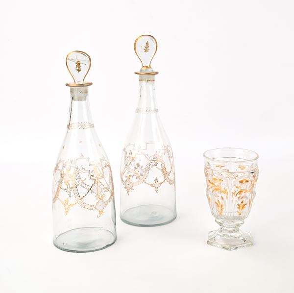 Coppia di bottiglie in vetro soffiato con tappo e decoro in oro dato a freddo, XIX secolo