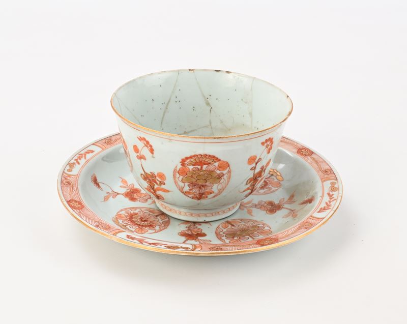 Cina, Bowl e piattino in porcellana decorata in rosso ferro, XVIII secolo