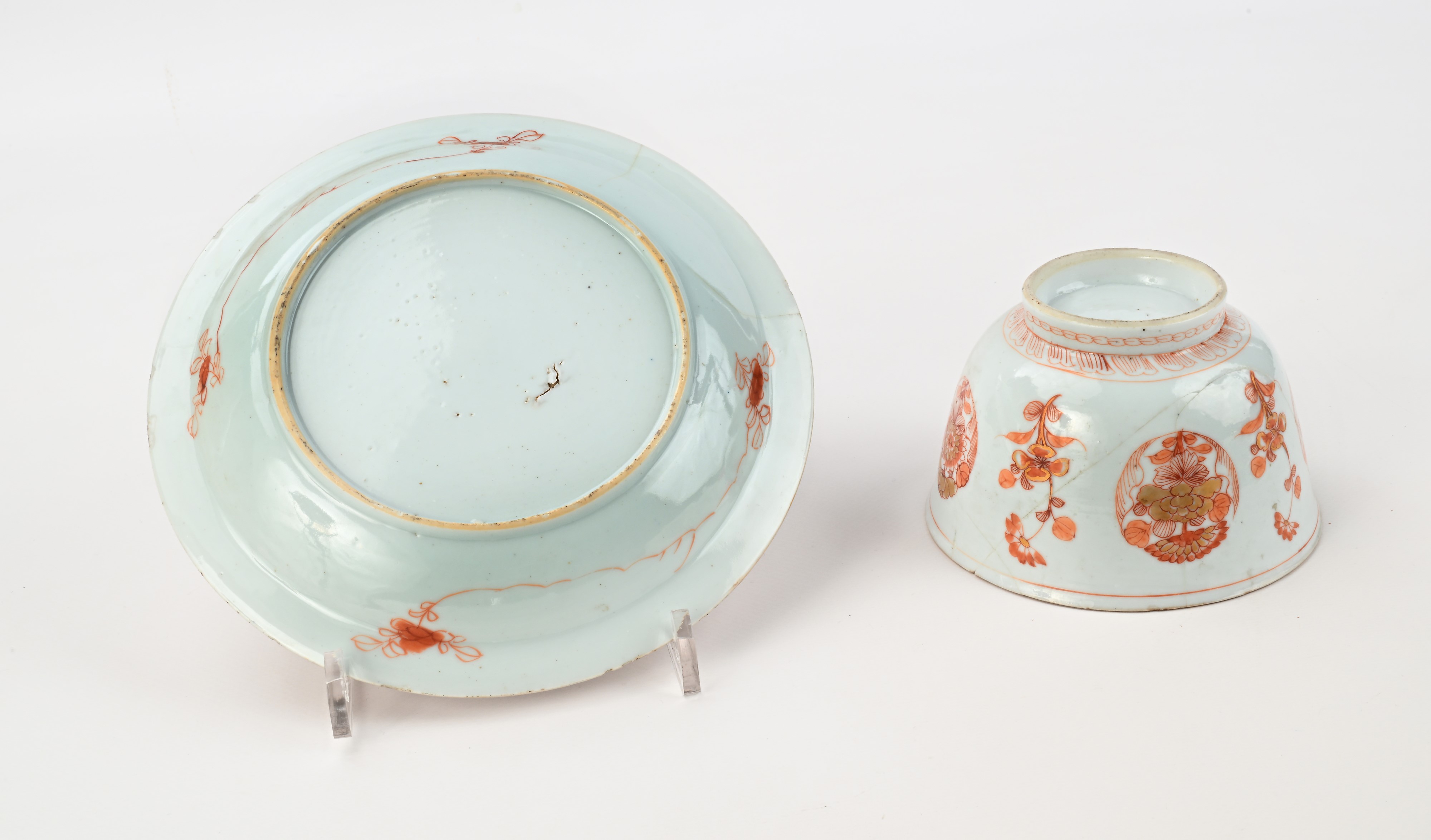 Cina, Bowl e piattino in porcellana decorata in rosso ferro, XVIII secolo