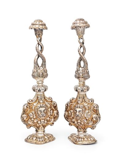 Coppia di Ampolle per L'acqua di Rose in Argento con Figure di Leoni ed Elefanti, Arte Coloniale ...