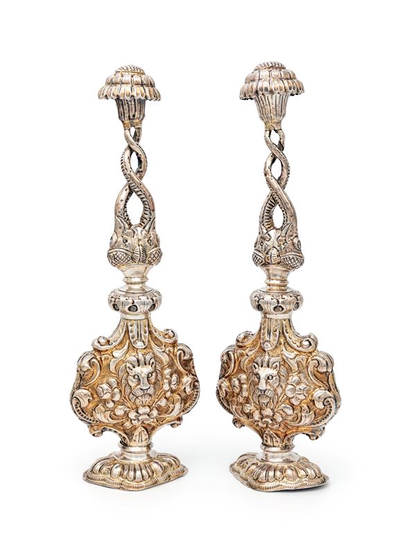 Coppia di ampolle per l'acqua di rose in argento con figure di leoni ed elefanti, arte coloniale indo inglese, XIX secolo