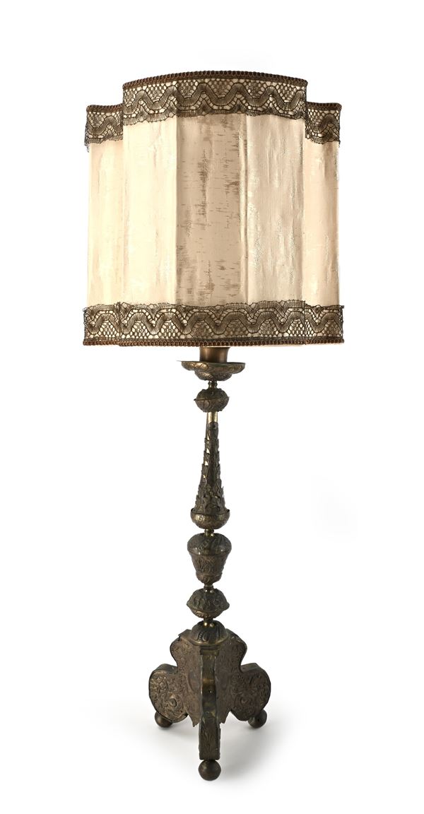 Torciera in legno rivestito di metallo sbalzato a motivi vegetali, XVIII secolo