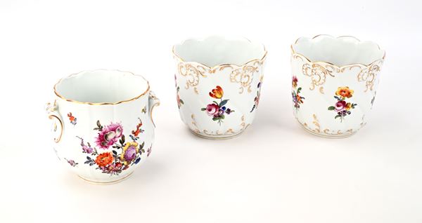 Tre cache-pots in porcellana policroma con lumeggiature dorate, Vienna XVIII secolo