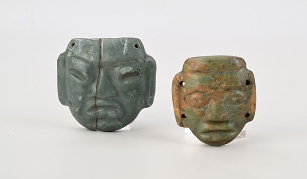 Due pendenti in pietra dura raffiguranti riproduzioni di maschere olmeche, Messico, XX secolo