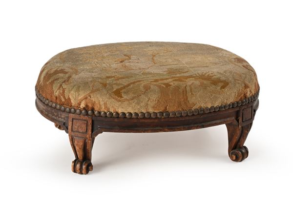 Poggiapiedi ovale in legno con rivestimenti a piccolo punto, XIX secolo