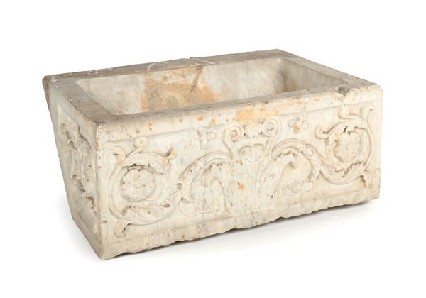 Vasca rettangolare in marmo bianco, XVI/XVII secolo