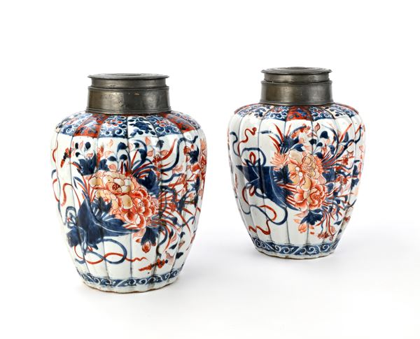 Coppia di ginger jars in porcellana Imari con chiusura in peltro, Cina, XVIII secolo
