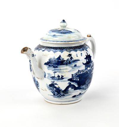 Teiera in porcellana bianca con decorazione monocroma blu, Cina, XVIII secolo