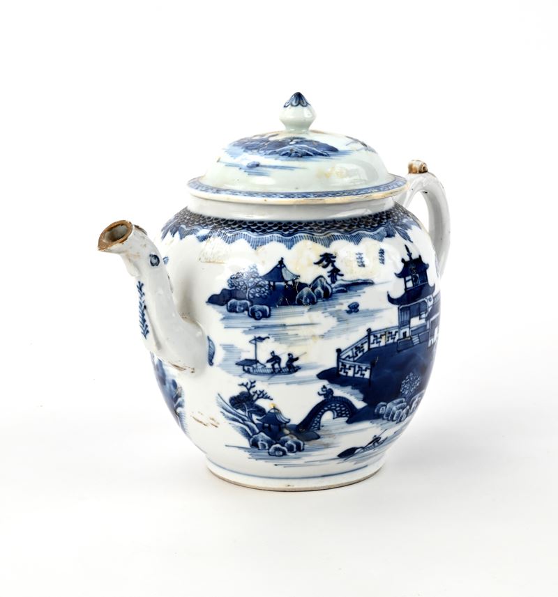 Teiera in porcellana bianca con decorazione monocroma blu, Cina, XVIII secolo