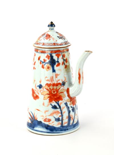 Cioccolatiera in porcellana Imari, Cina, XVIII secolo, con corpo tronco conico e versatoio sagoma...