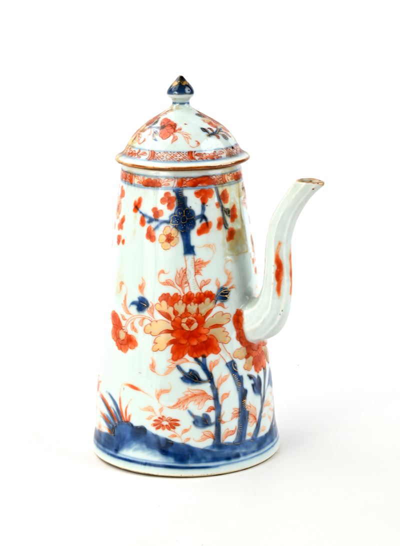 Cioccolatiera in porcellana Imari, Cina, XVIII secolo, con corpo tronco conico e versatoio sagoma...