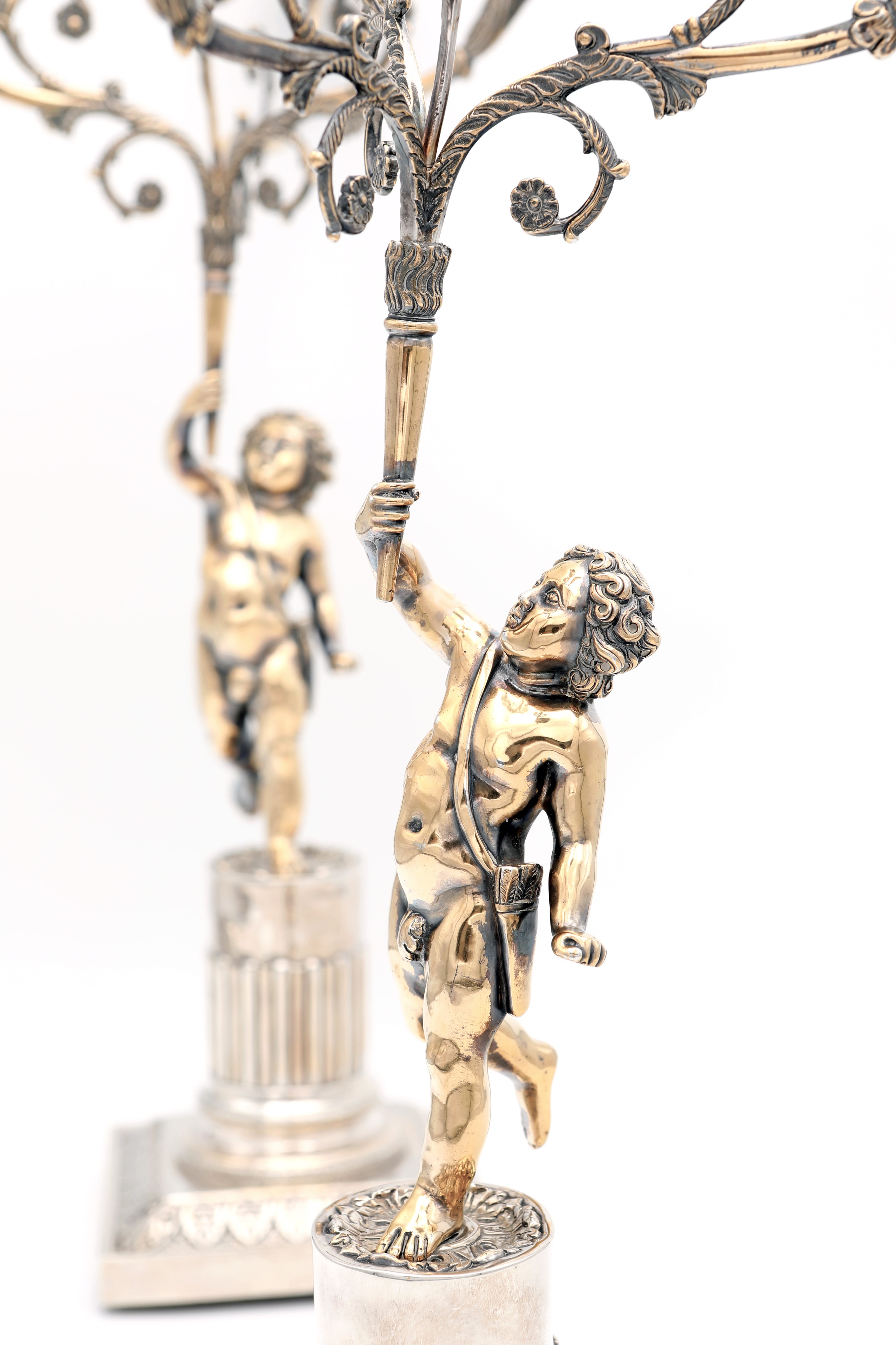 Coppia di Candelabri a Tre Fiamme in Argento e Argento Dorato con Putti, Napoli, 1835/50