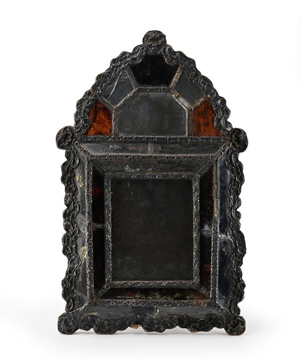 Piccola specchiera in legno e lamina di metallo argentato sbalzato, Olanda, XVIII secolo
