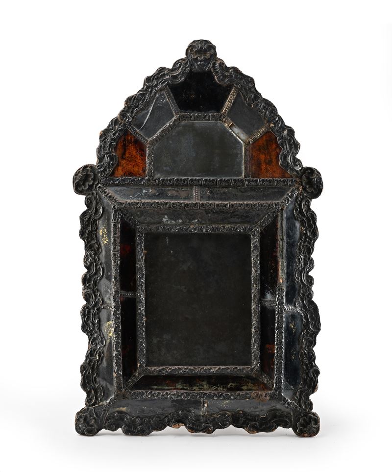Piccola specchiera in legno e lamina di metallo argentato sbalzato, Olanda, XVIII secolo