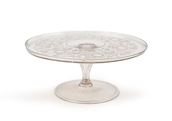 Alzata in vetro incolore con decorazione satinata