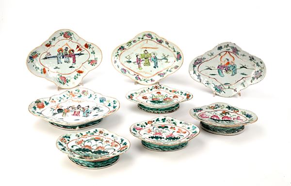 Otto alzatine porta condimento in porcellana policroma di due misure, Cina, XIX secolo