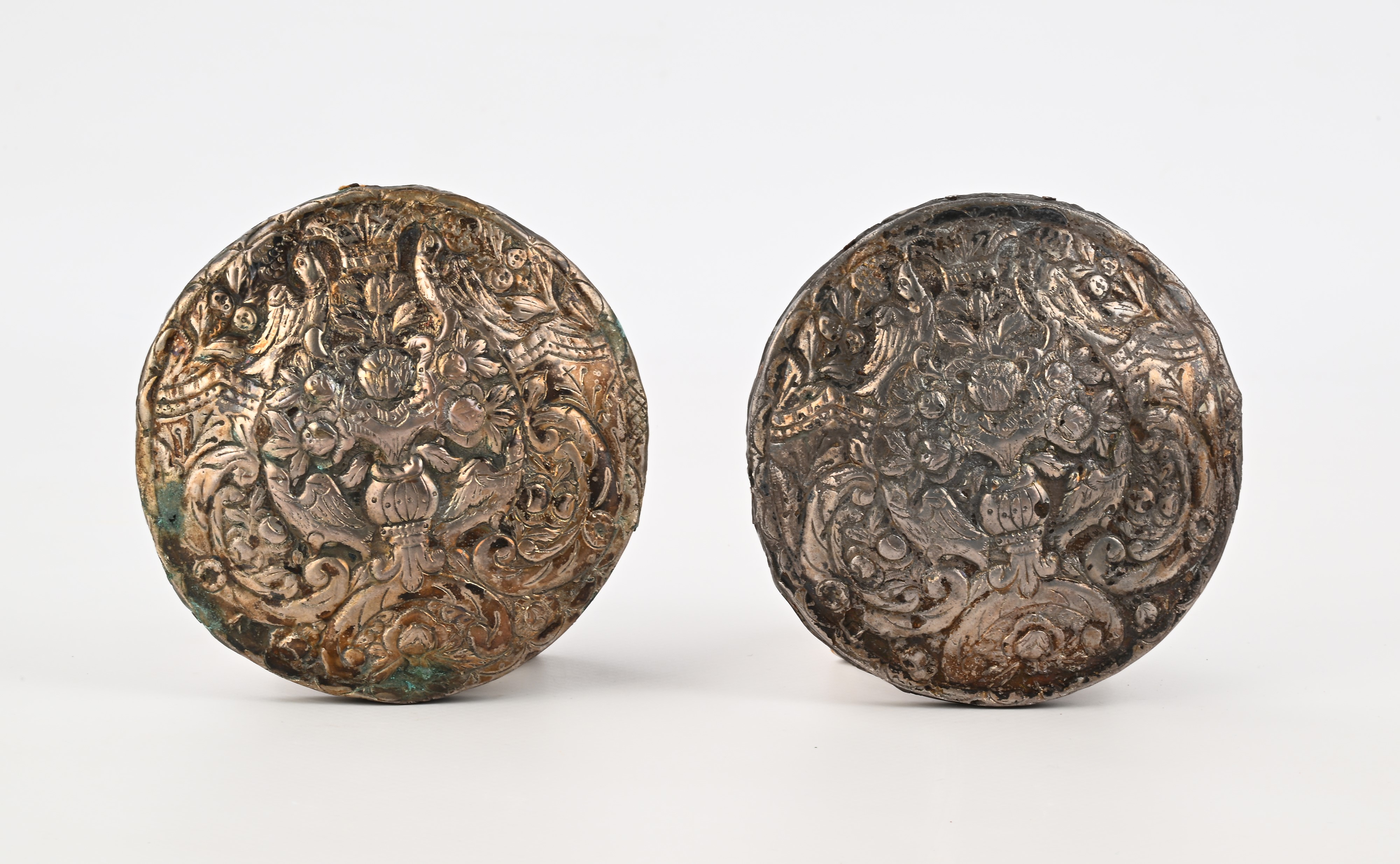 Due antiche icone ortodosse di forma circolare