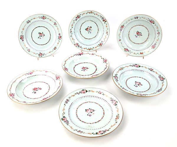 Sette piatti in porcellana policroma con ghirlande e rose, Compagnia delle Indie, XVIII secolo