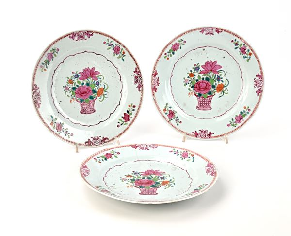 Tre piatti in porcellana policroma con decoro centrale raffigurante vaso di fiori, Compagnia delle Indie, XVIII secolo