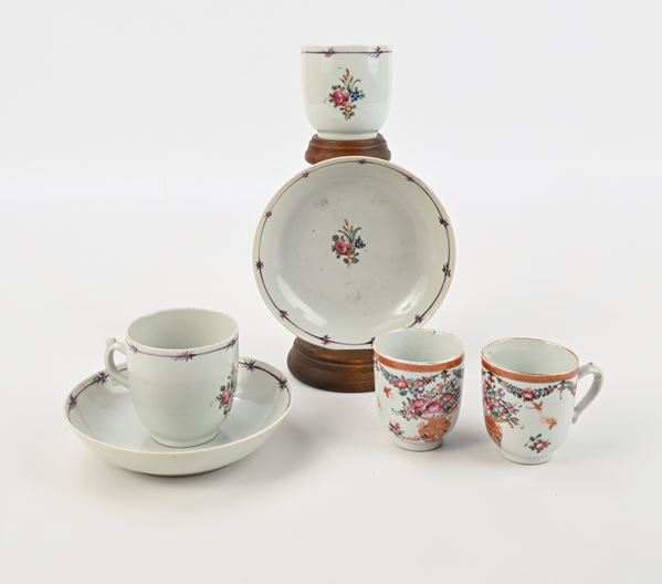 Quattro tazzine in porcellana policroma di cui due senza piattino, Compagnia delle Indie