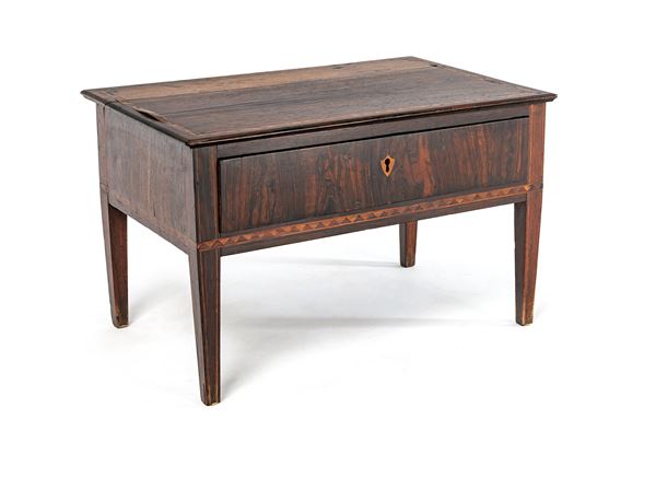 Tavolino basso in noce con intarsi geometrici, Italia meridionale, XVIII secolo