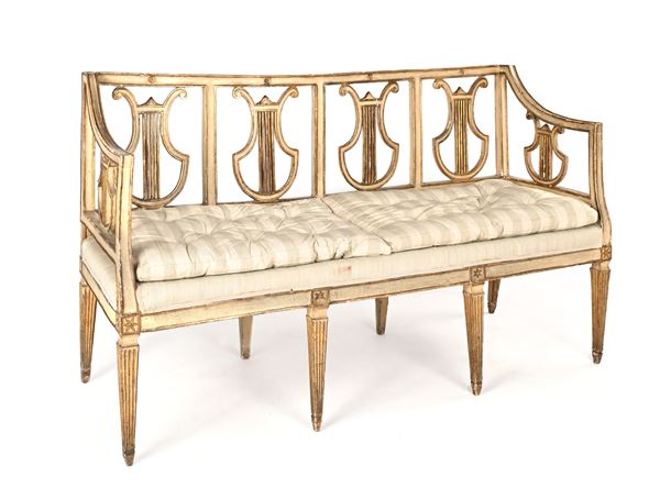Divanetto in legno laccato bianco e oro, Toscana, XVIII secolo