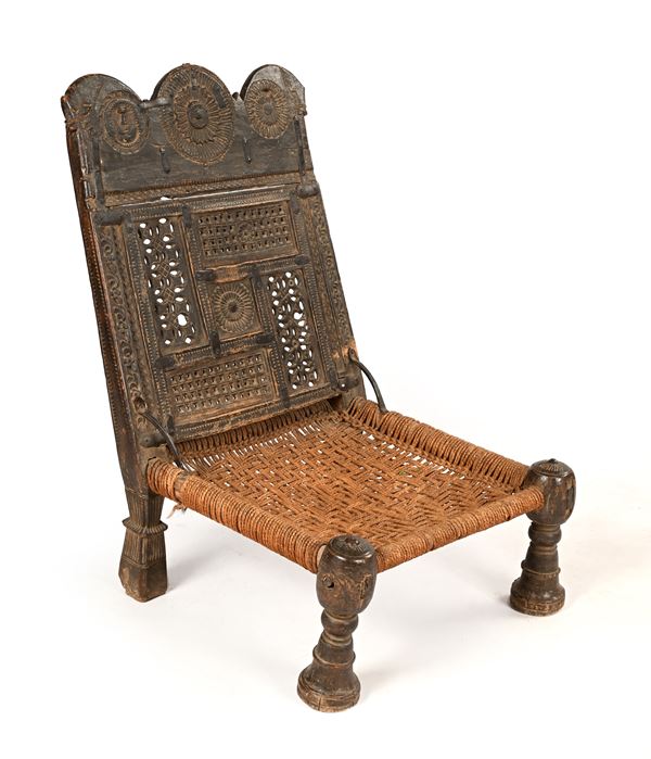 Sedia bassa in legno intagliato, arte medio orientale, XIX secolo
