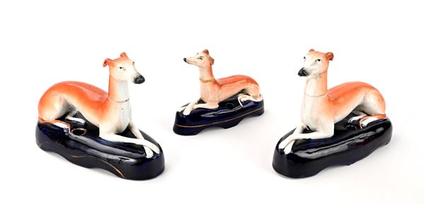 Tre portapenne in terraglia modellati come cani whippet, Inghilterra, Staffordshire, inizi del XX secolo