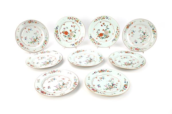 Nove piatti in porcellana policroma a motivi floreali, Compagnia delle Indie, XVIII secolo