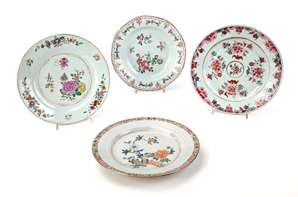 Quattro piatti diversi in porcellana policroma e dorata, Compagnia delle Indie, XVIII secolo