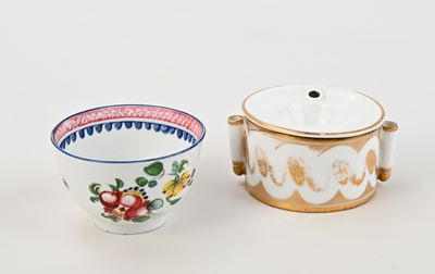Porcellana europea del XIX secolo, Calamaio circolare e Bowl decorativo a motivi floreali