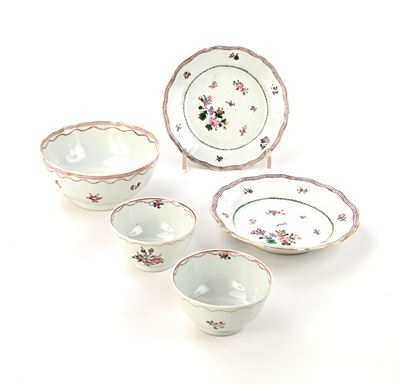 Compagnia delle Indie, Coppia di coppette con piattino e bowl in porcellana decorata a mazzetti