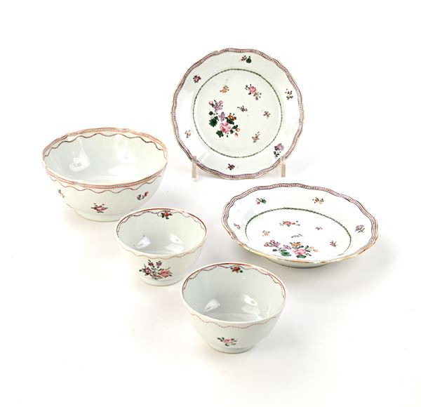 Coppia di coppette con piattino e bowl in porcellana decorata a mazzetti, Compagnia delle Indie