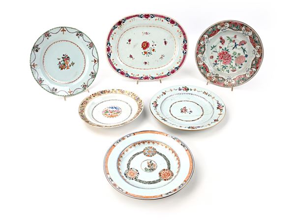 Quattro piatti e un vassoio in porcellana policroma con diversa decorazione, Cina, Compagnia delle Indie, XVIII secolo