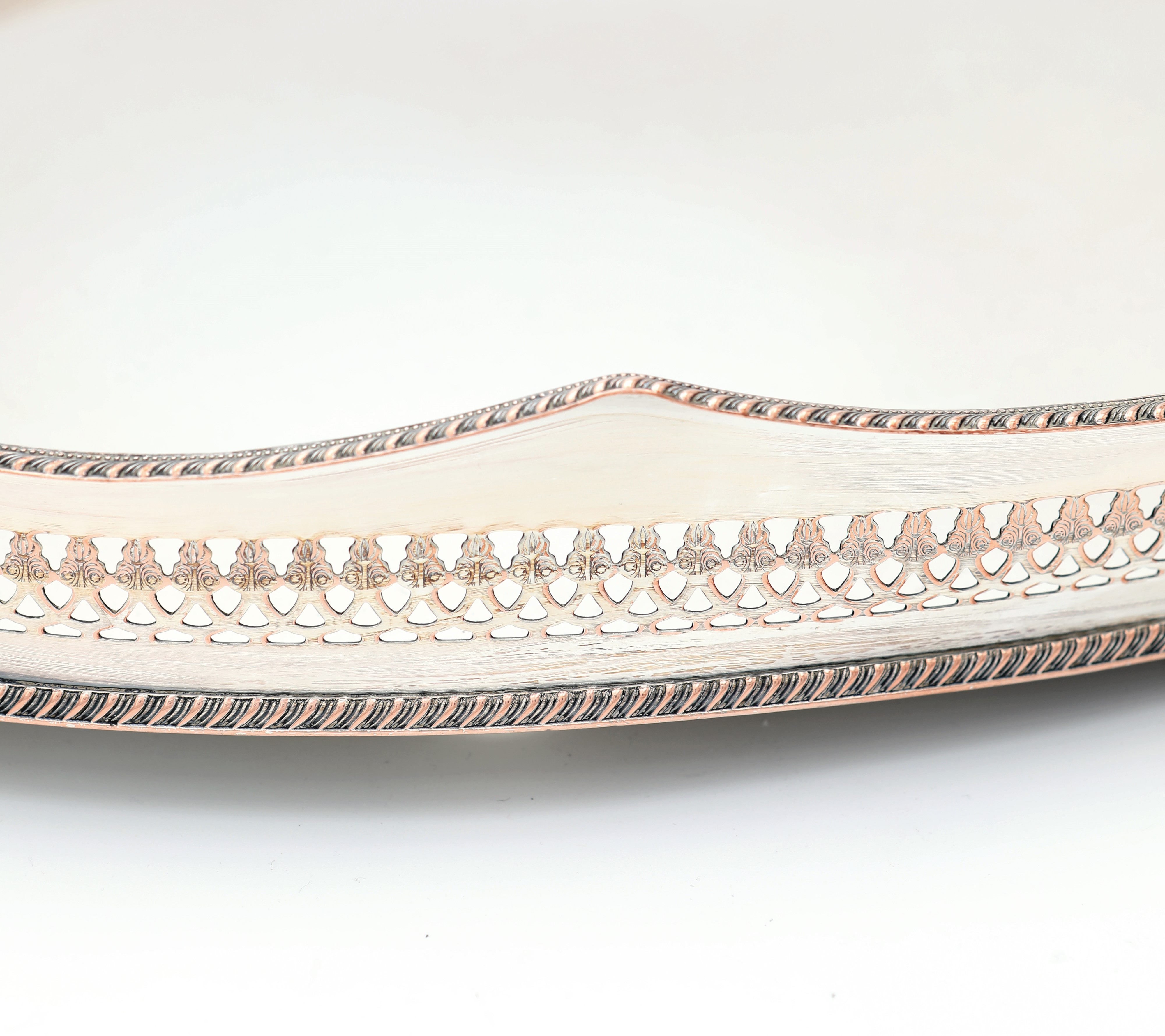 Grande vassoio ovale in metallo argentato con trespolo pieghevole rivestito in velluto