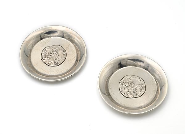 Coppia di piattini in argento con al centro Tallero del Leone (Leeuwendaalder) Province of Gelderland (Netherlands) 1647 e 1649