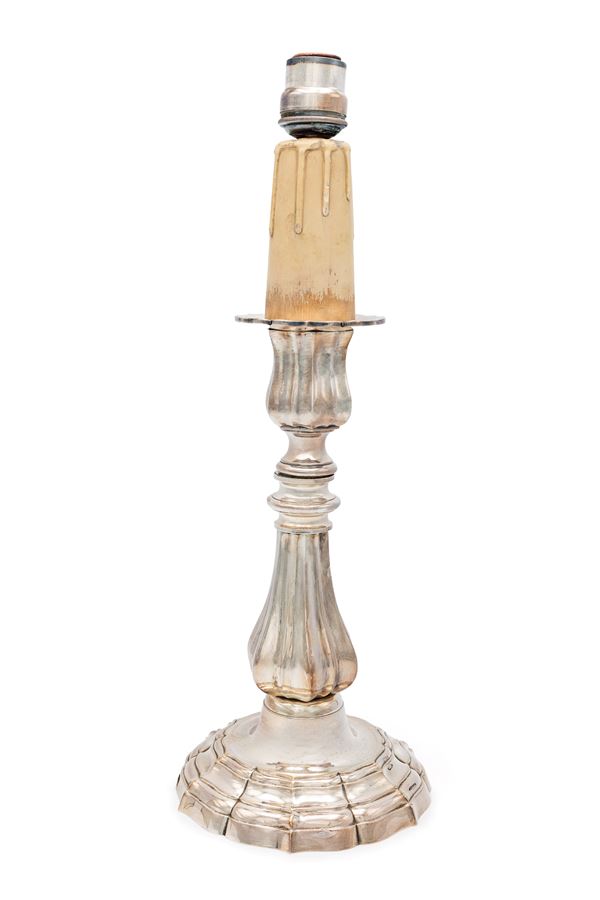 Candeliere sagomato in argento montato a lume elettrico, America del Sud, XX secolo  - Asta Argenti Antichi e da Collezione - Casa d'Aste Arcadia