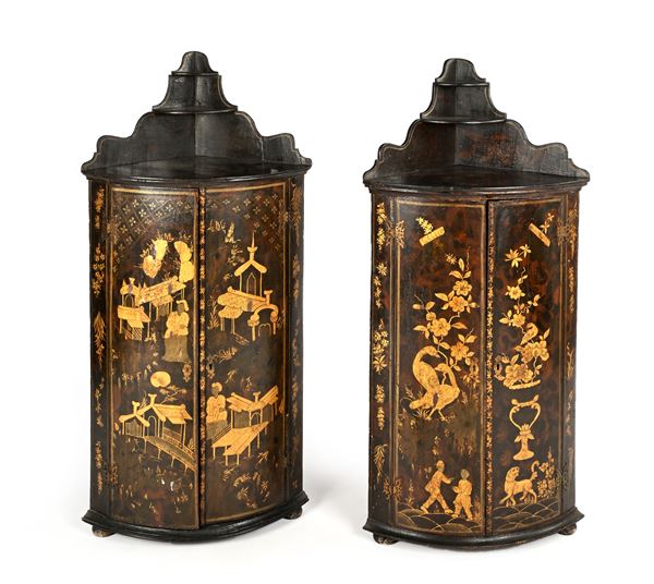 Coppia di angoliere in legno laccato a chinoiséries, Inghilterra, XVIII secolo