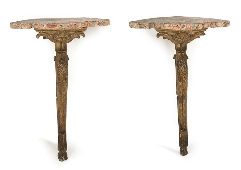 Coppia di piccole console ad angolo in legno dorato, Italia centrale, fine XVIII/inizio XIX secol...