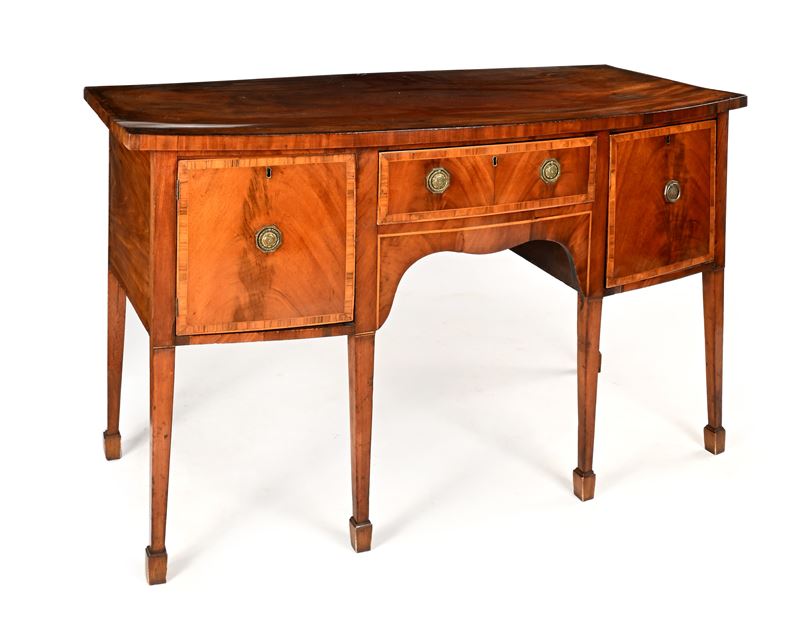 Sideboard in mogano con filettature ed intarsi in legni di frutto, Inghilterra, fine XVIII/inizio...