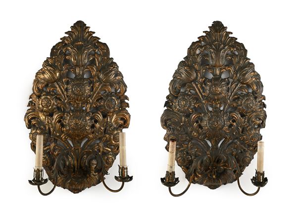 Coppia di grandi appliques a due luci in metallo sbalzato a motivi floreali, Olanda, fine del XVIII secolo