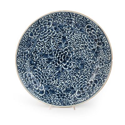 Grande Piatto in Porcellana con Fitta Decorazione in Blu a Motivi Floreali, Cina, XVIII Secolo
