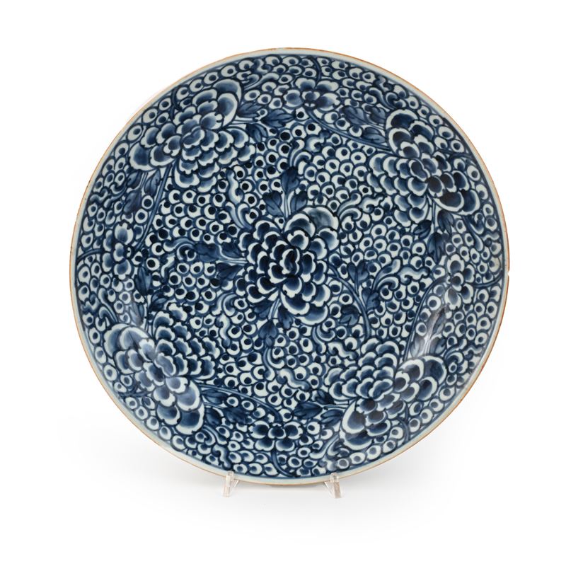 Grande Piatto in Porcellana con Fitta Decorazione in Blu a Motivi Floreali, Cina, XVIII Secolo